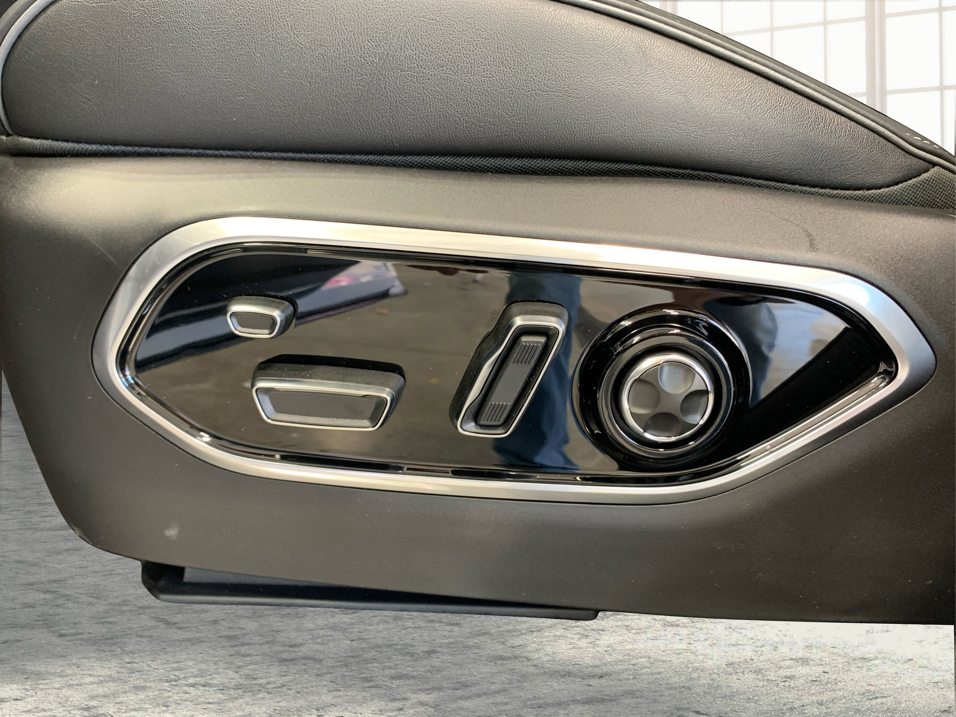 New 2025 Jeep Grand Cherokee Overland w/ Adv Protech Group III image 18