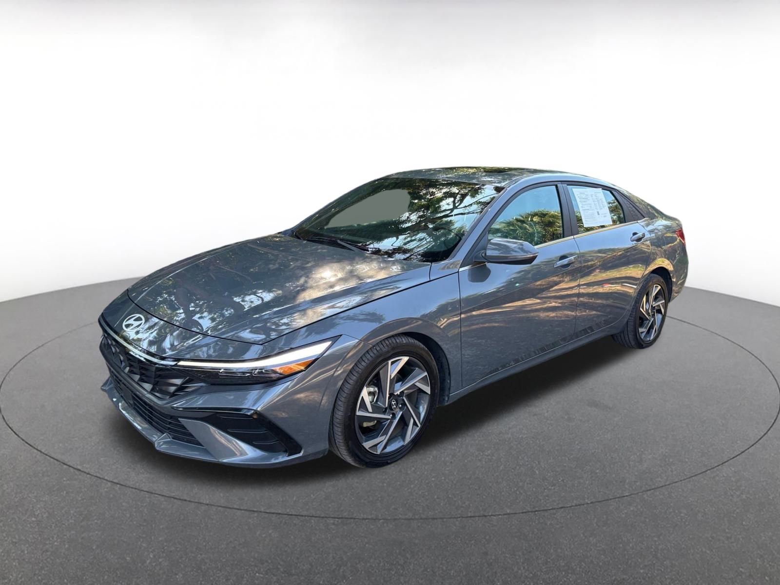 Used 2025 Hyundai Elantra Limited image 4