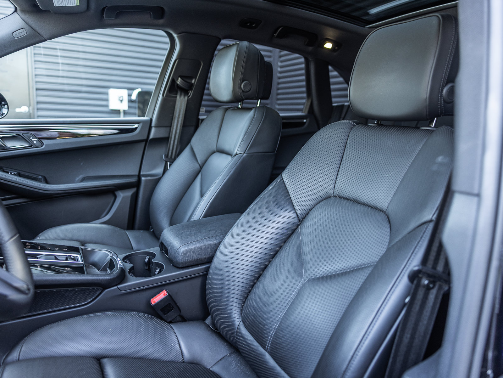 Certified 2026 Porsche Macan AWD/4WD image 5
