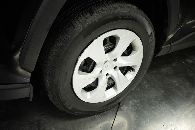 Used 2024 Toyota RAV4 LE AWD/4WD image 4