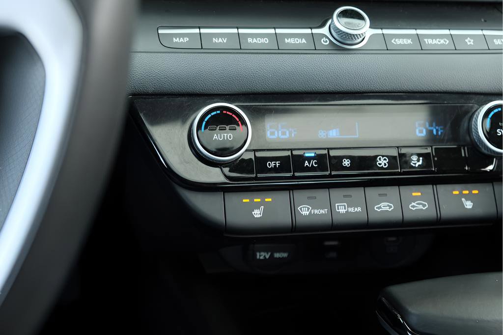 Used 2025 Hyundai Elantra SEL image 17