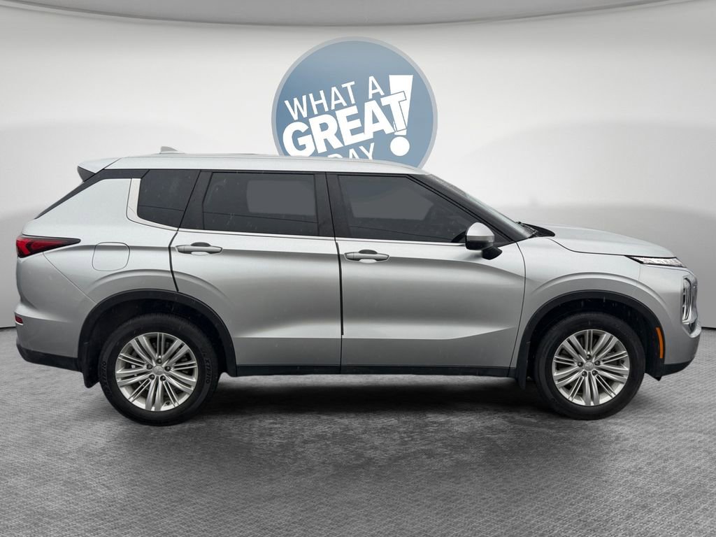 Used 2023 Mitsubishi Outlander ES image 2