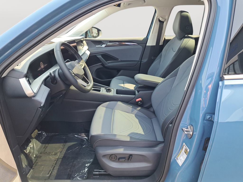 New 2025 Volkswagen Tiguan SE image 12