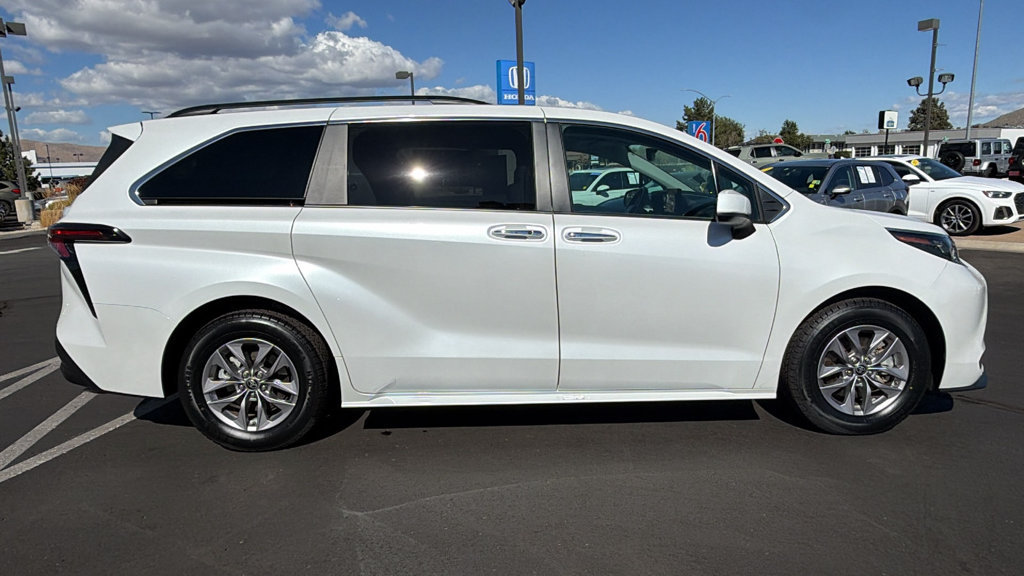 Used 2025 Toyota Sienna XLE FWD image 2