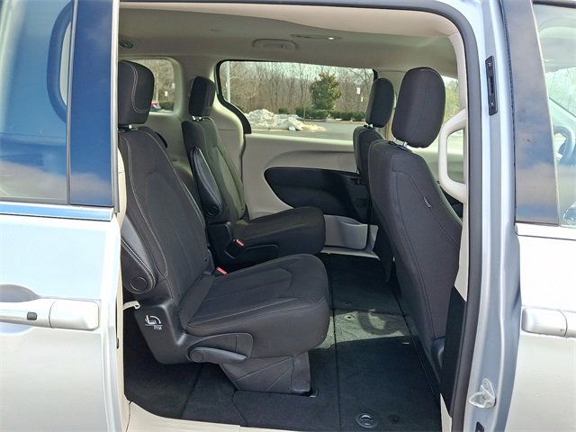 Used 2023 Chrysler Voyager LX image 10