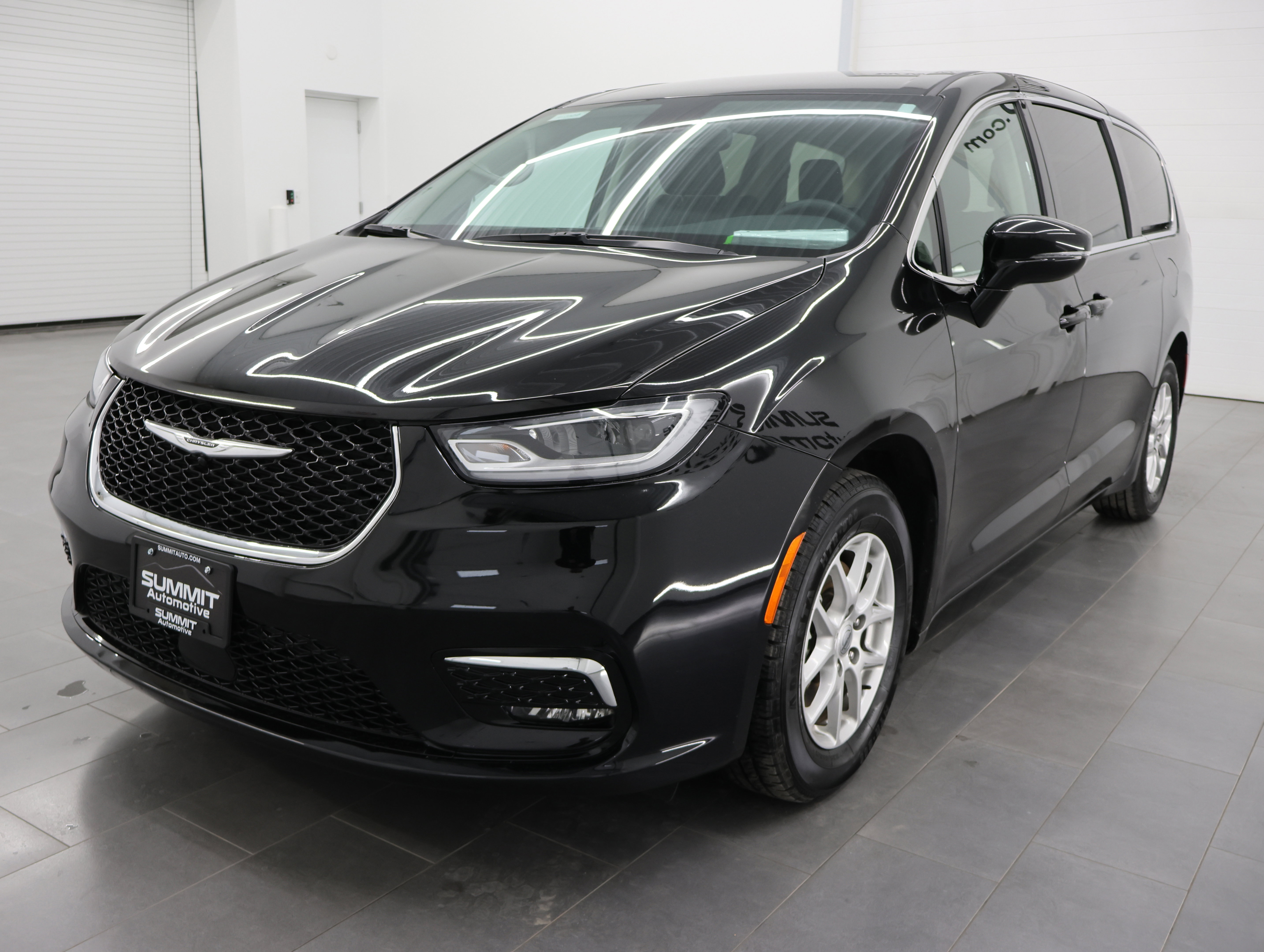 Used 2024 Chrysler Pacifica Touring-L image 7