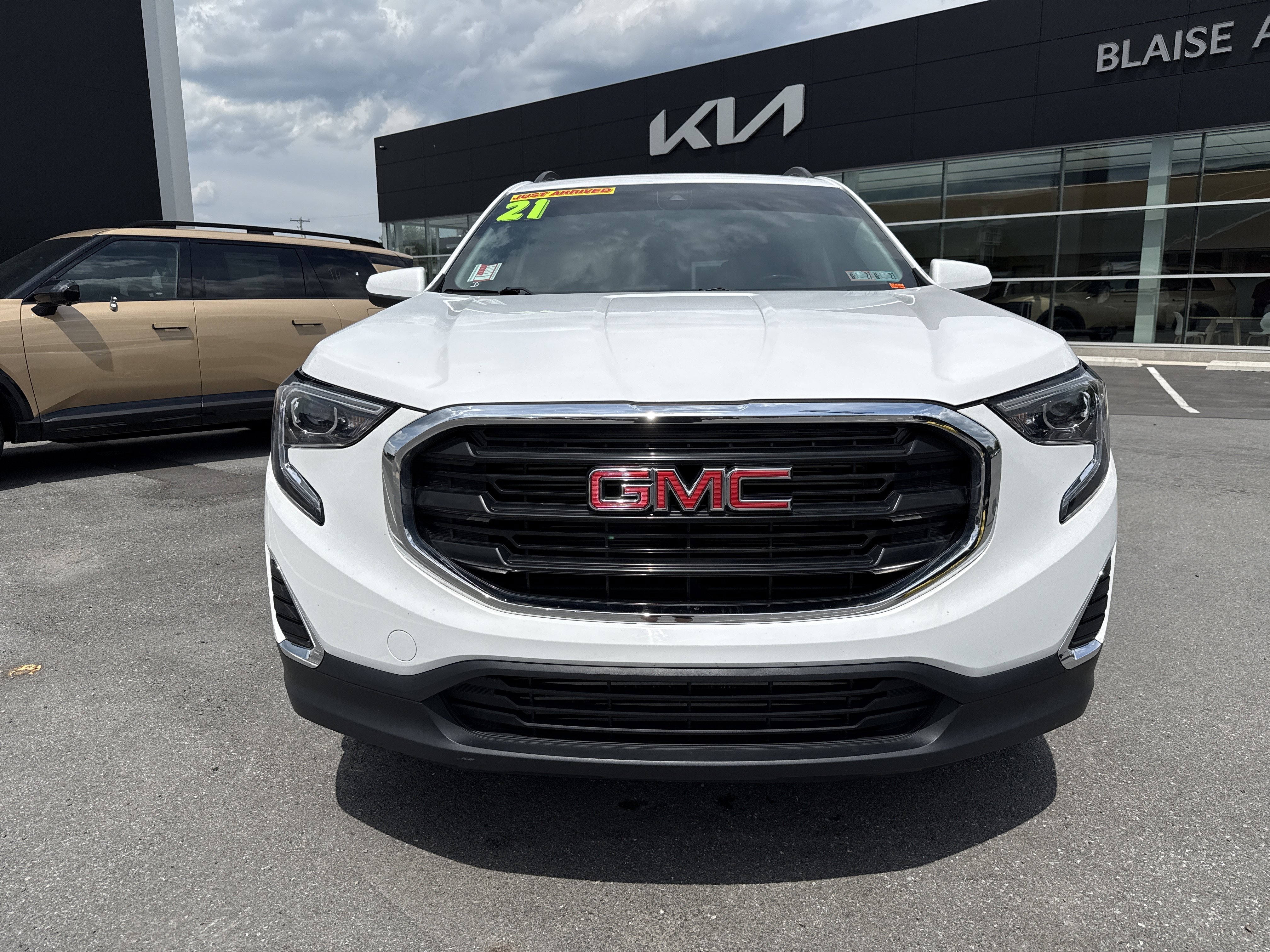 Used 2021 GMC Terrain SLE w/ Driver Convenience Package FWD image 9
