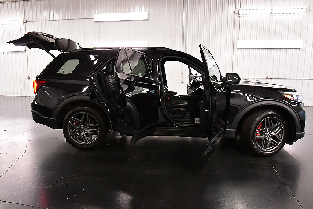Used 2025 Ford Explorer ST-Line w/ ST-Line Street Pack AWD/4WD image 32