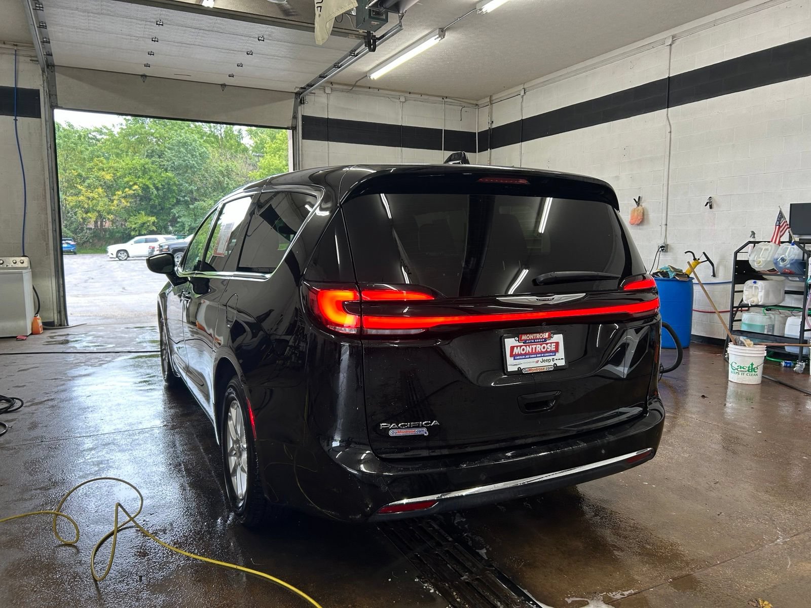 Certified 2025 Chrysler Pacifica Select FWD image 4