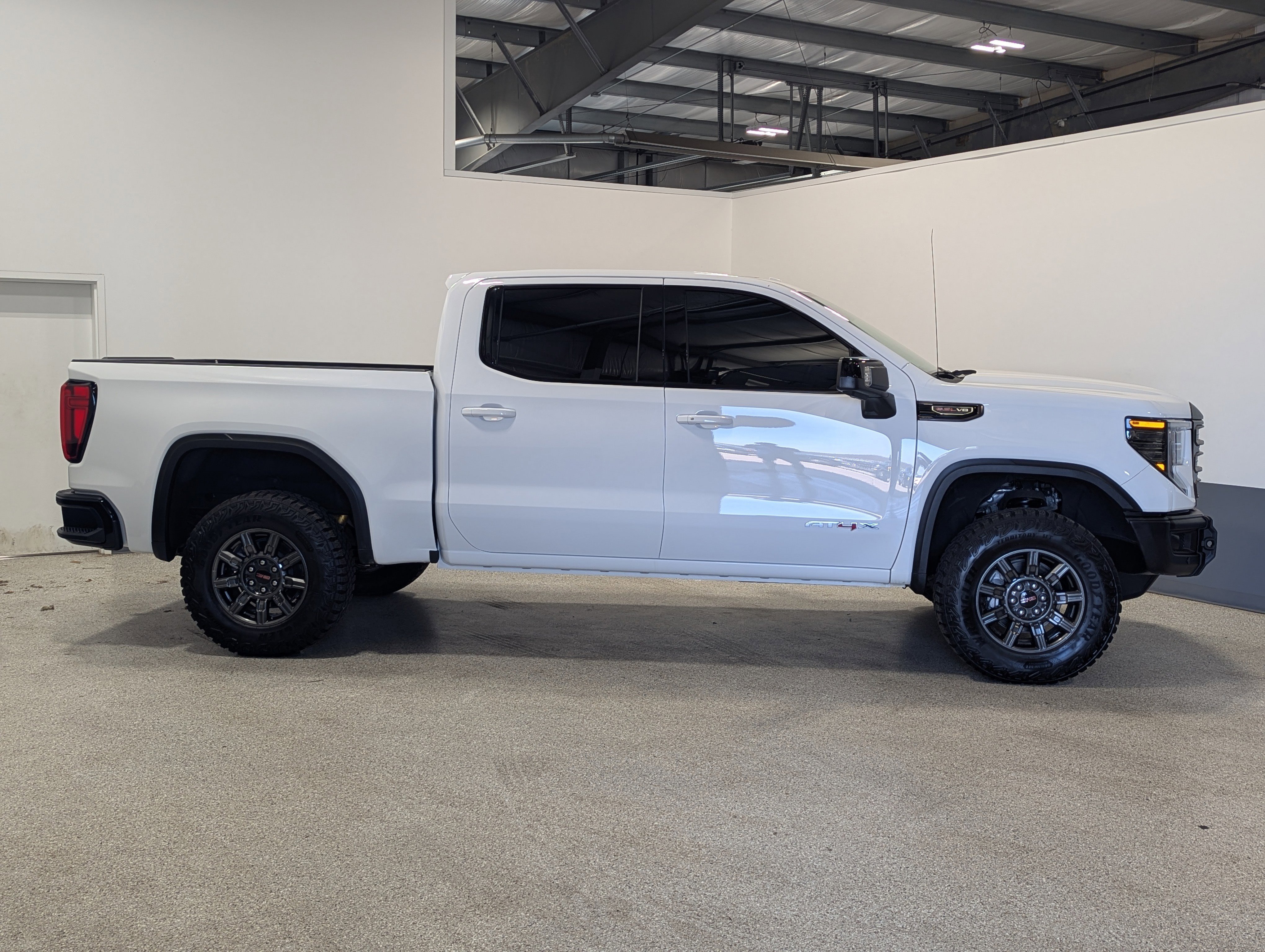 Used 2024 GMC Sierra 1500 AT4X image 2