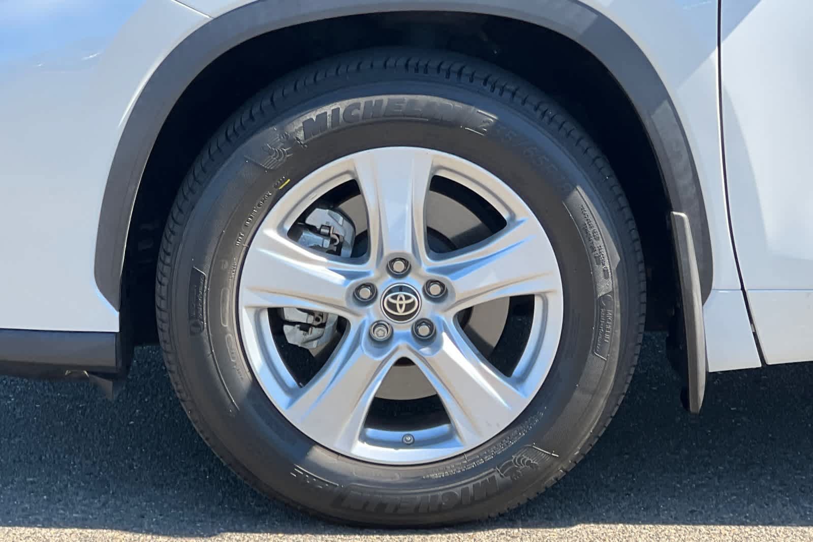 Used 2022 Toyota Highlander L AWD/4WD image 32