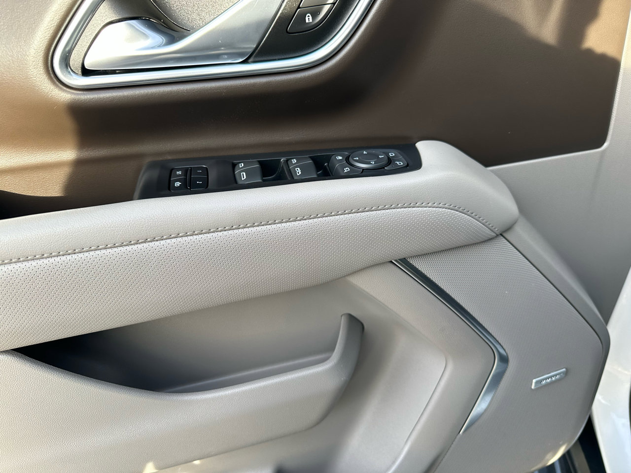 Used 2023 GMC Yukon XL SLT w/ SLT Luxury Package image 9