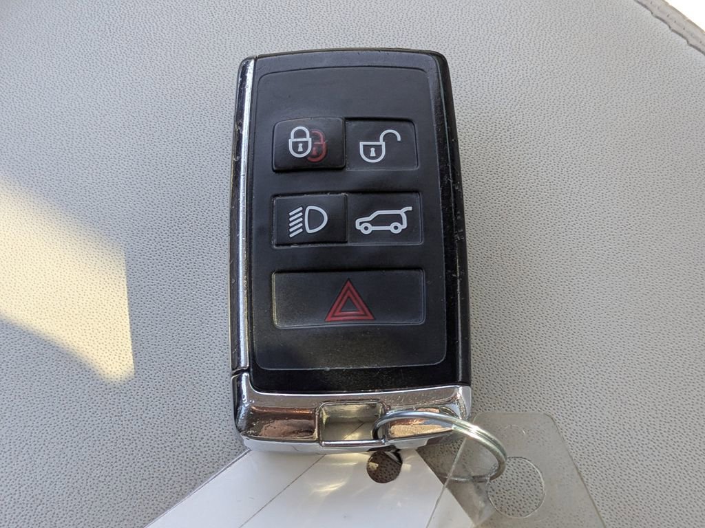 Used 2019 Jaguar E-PACE R-Dynamic SE image 32