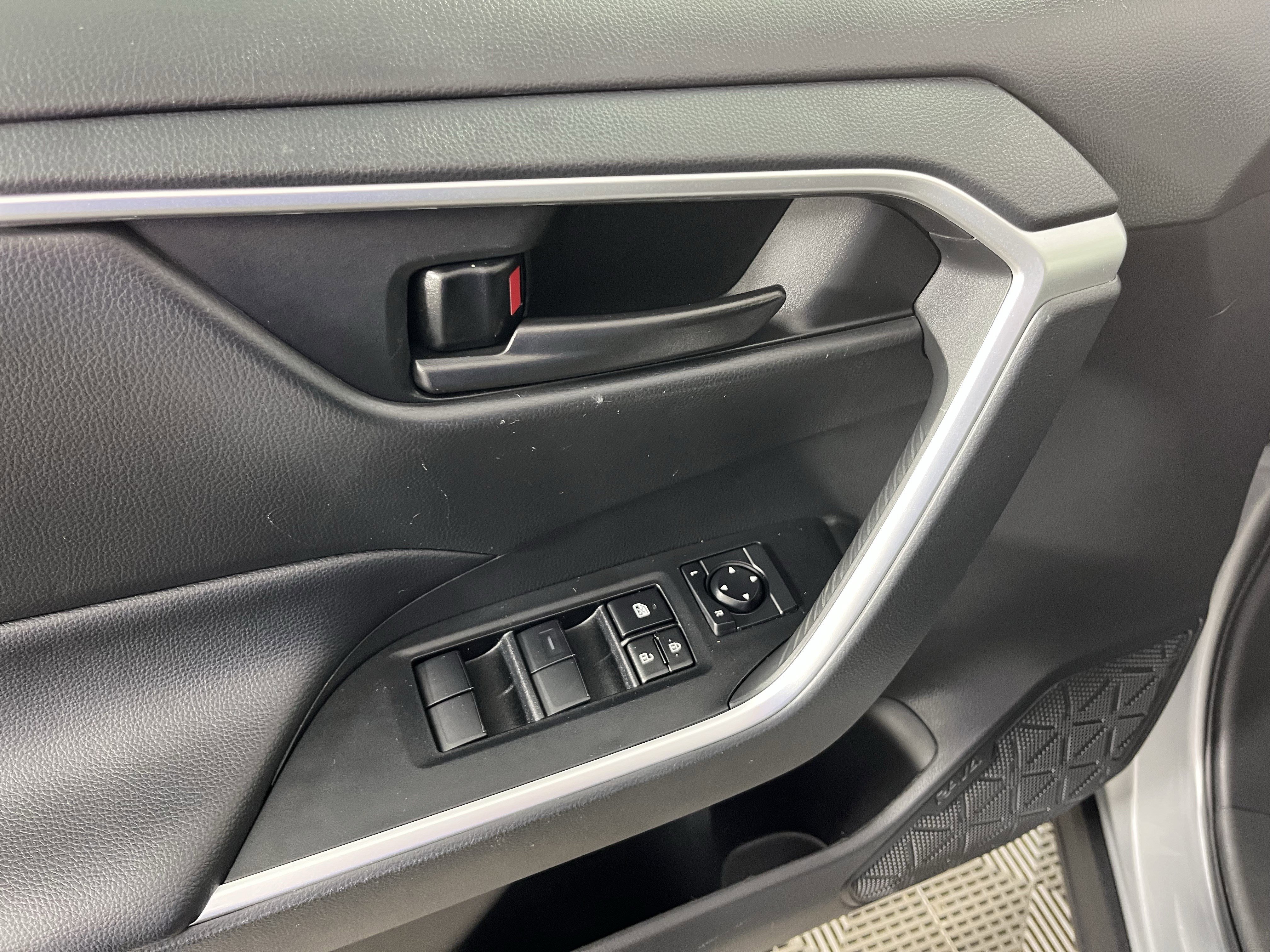 Used 2023 Toyota RAV4 LE image 17