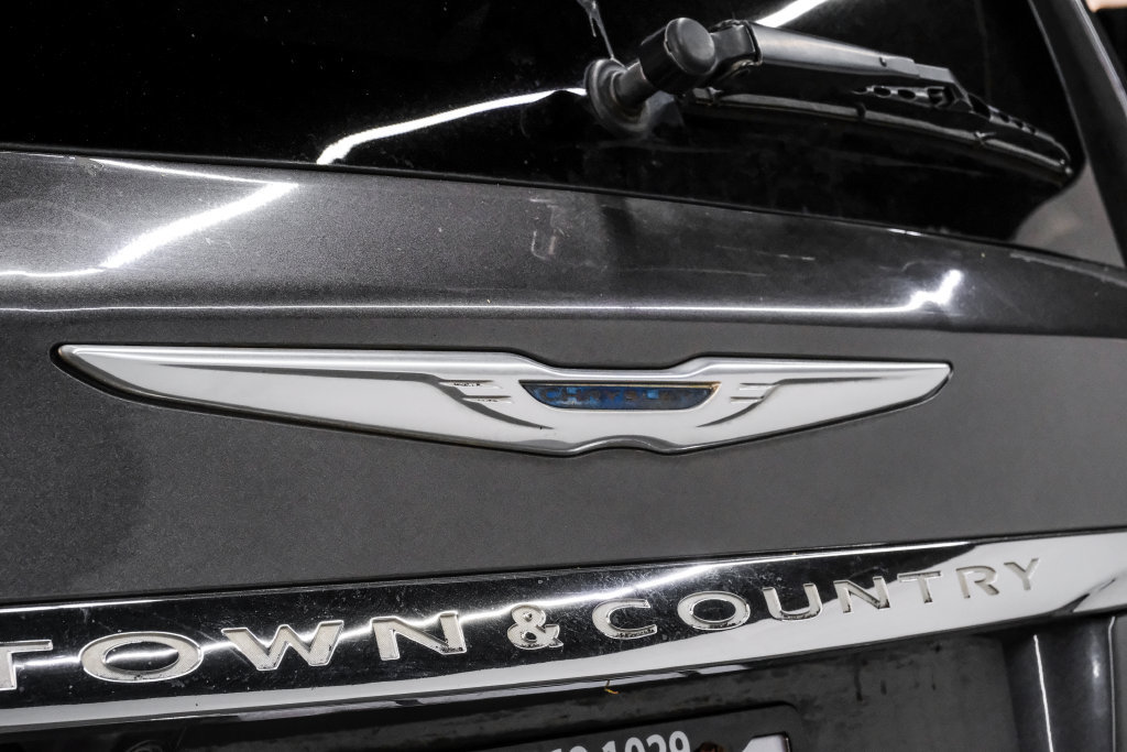 Used 2015 Chrysler Town & Country Touring w/ Driver Convenience Group FWD image 55