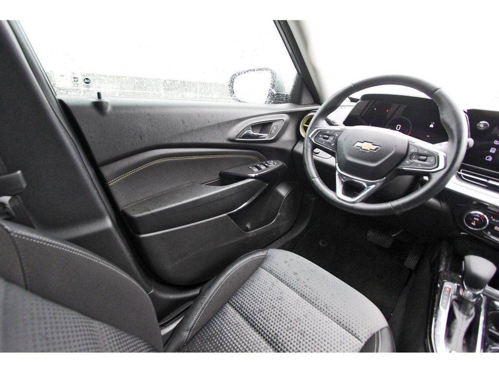 Used 2025 Chevrolet Trax LT w/ Driver Confidence Package FWD image 9