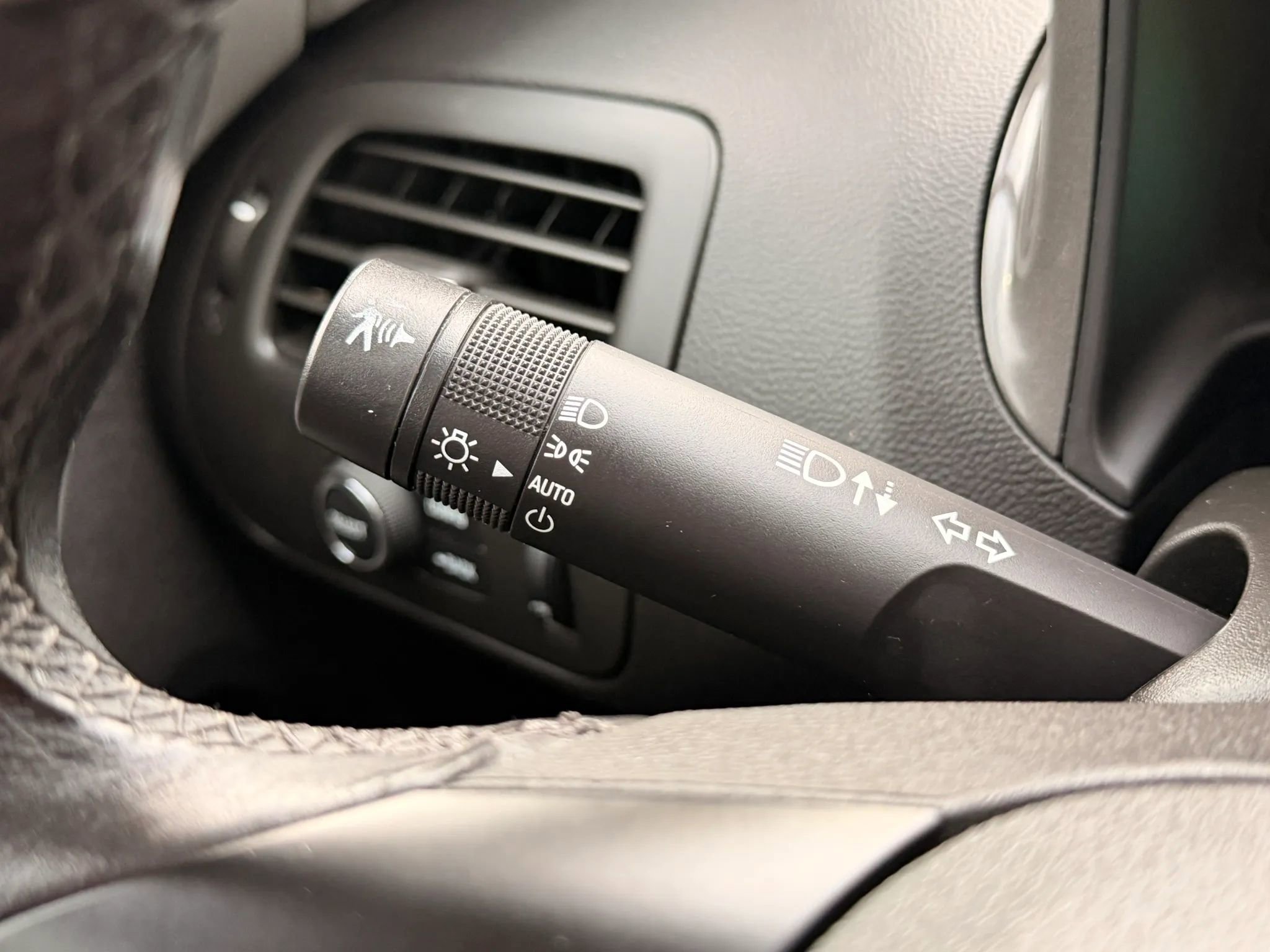 Used 2015 Chevrolet Volt Premium w/ Premium Trim Package FWD image 36