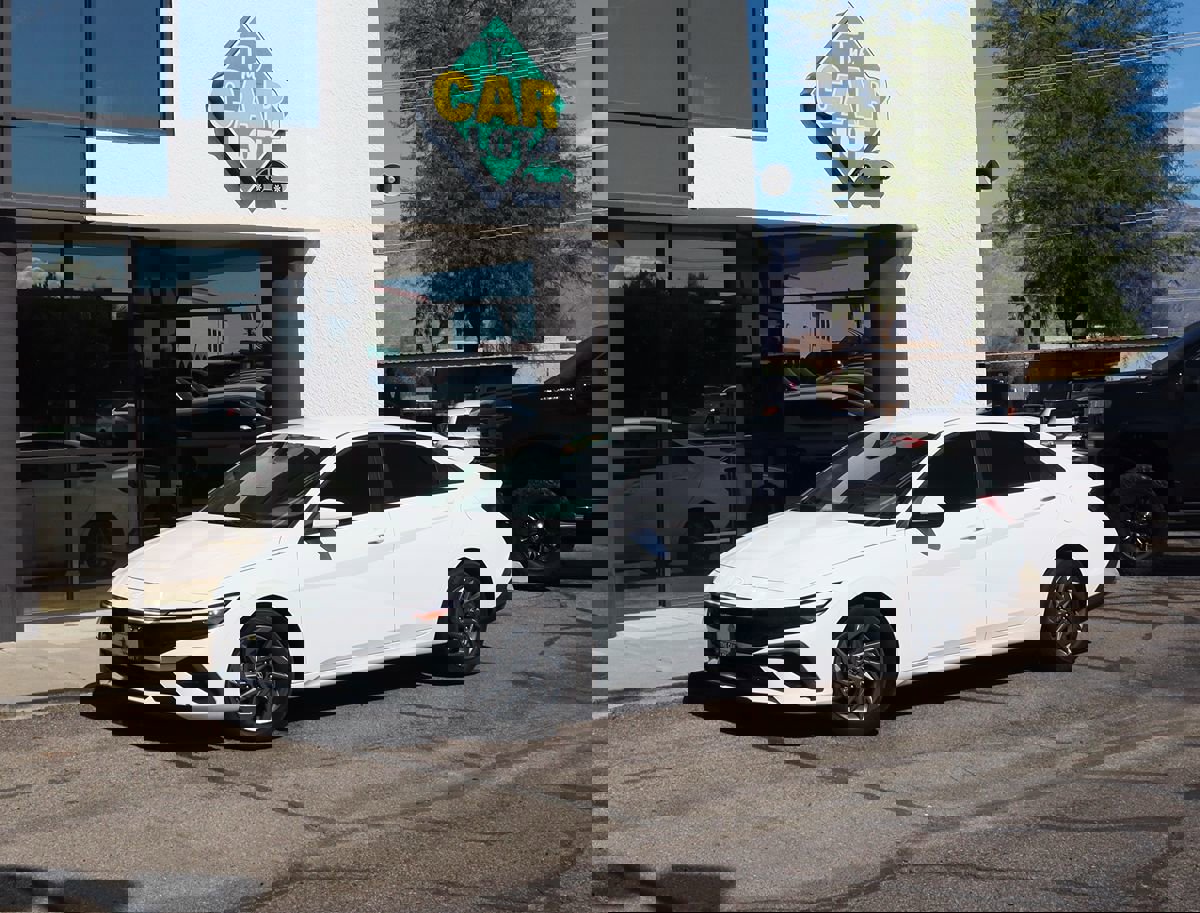 Used 2024 Hyundai Elantra SEL image 3