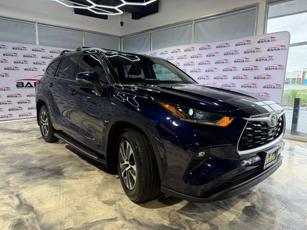 Used 2021 Toyota Highlander XLE AWD/4WD image 5