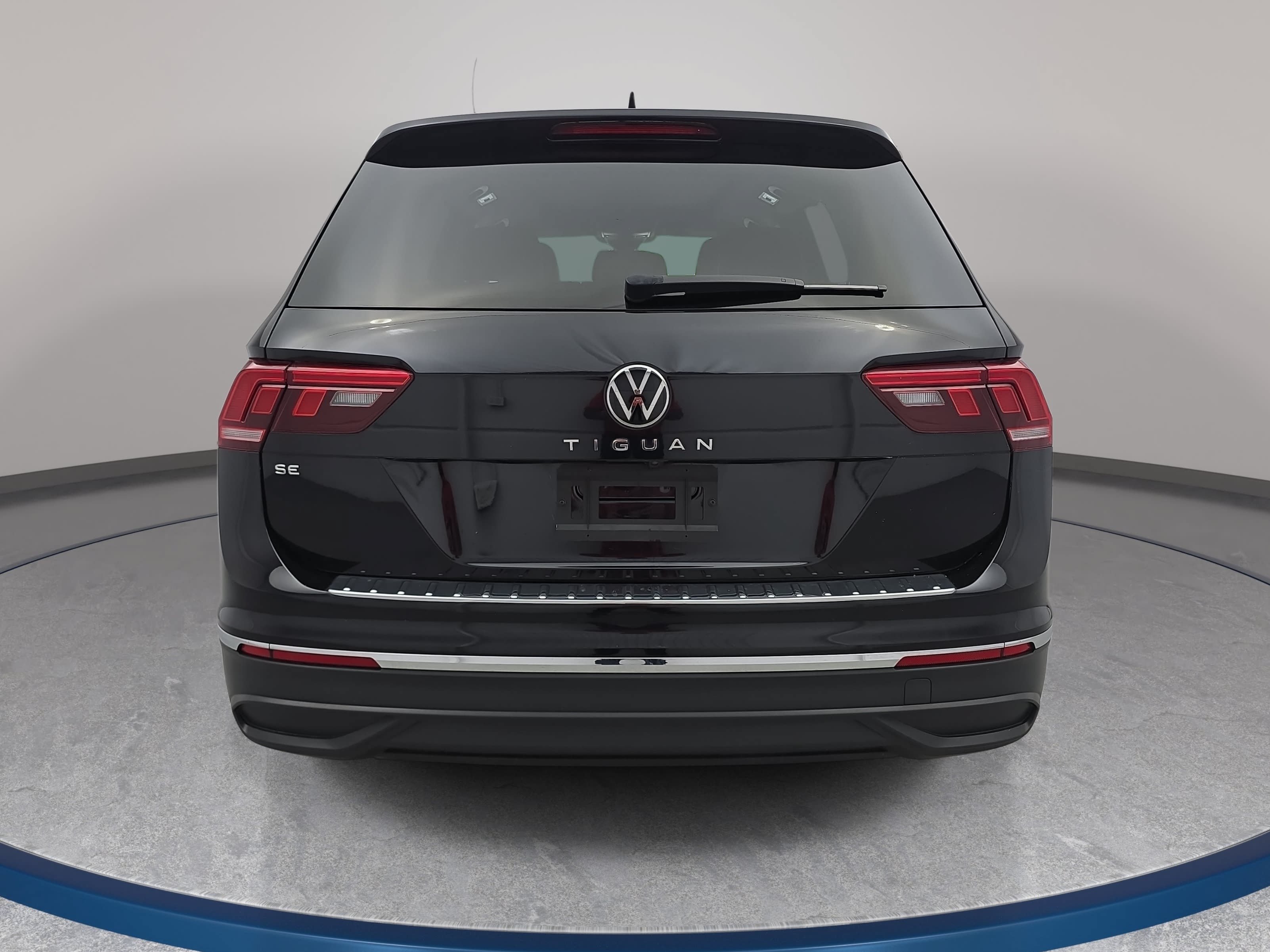 Used 2023 Volkswagen Tiguan SE w/ Panoramic Sunroof Package FWD image 6