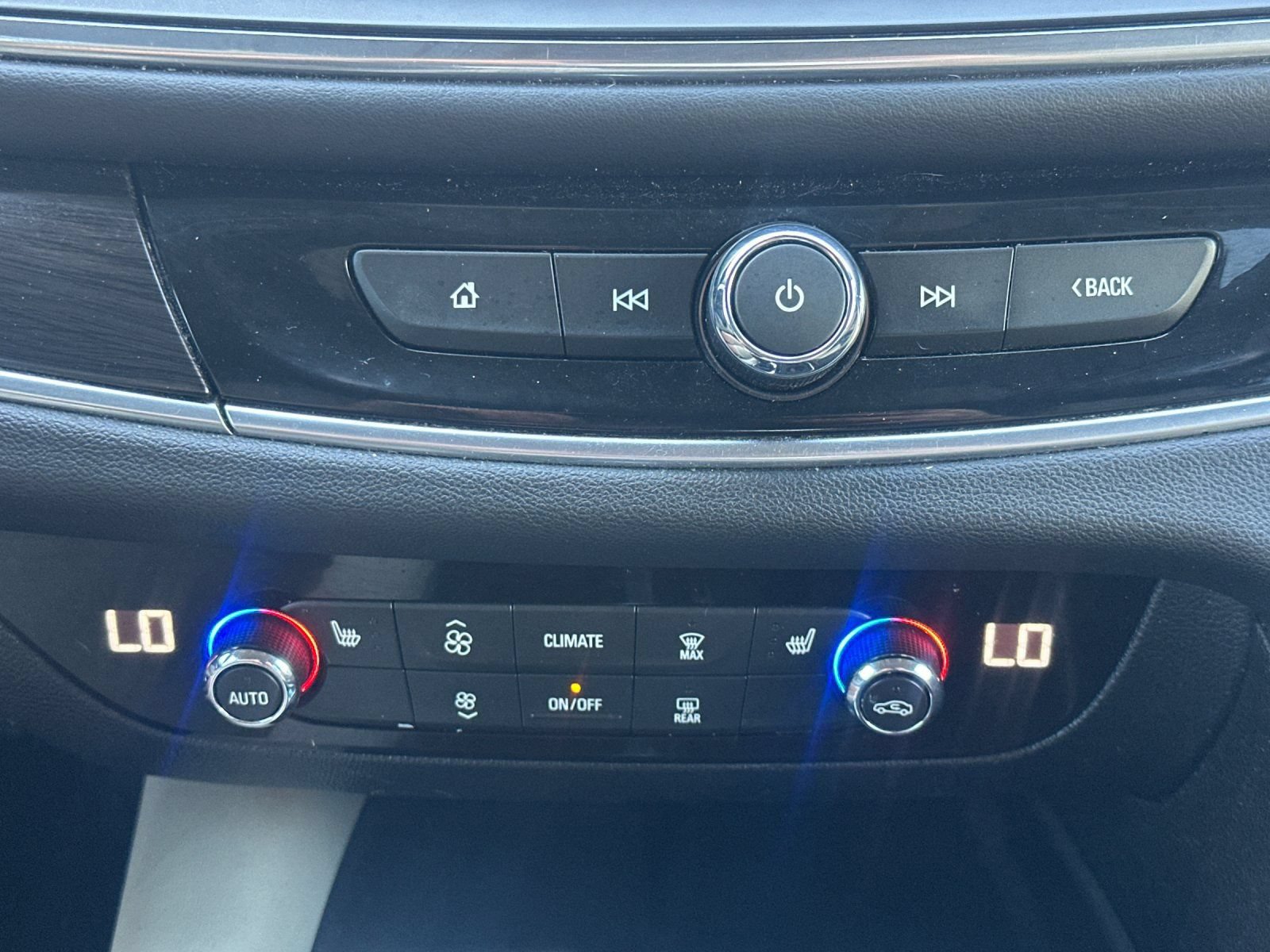 Used 2019 Buick Enclave Essence w/ LPO, Luxury Package AWD/4WD image 25