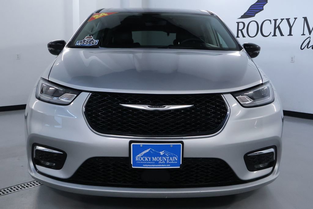 Used 2024 Chrysler Pacifica Touring-L image 2