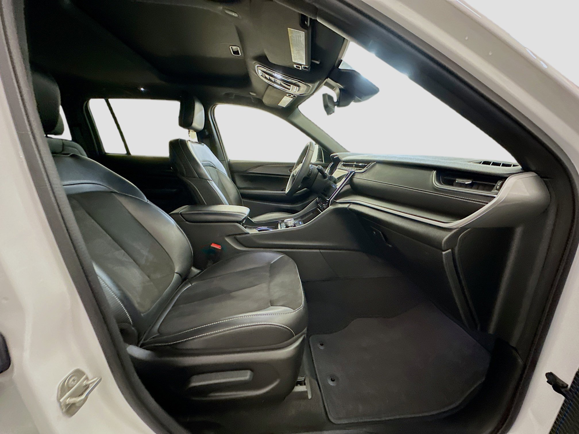 Used 2023 Jeep Grand Cherokee Altitude image 33