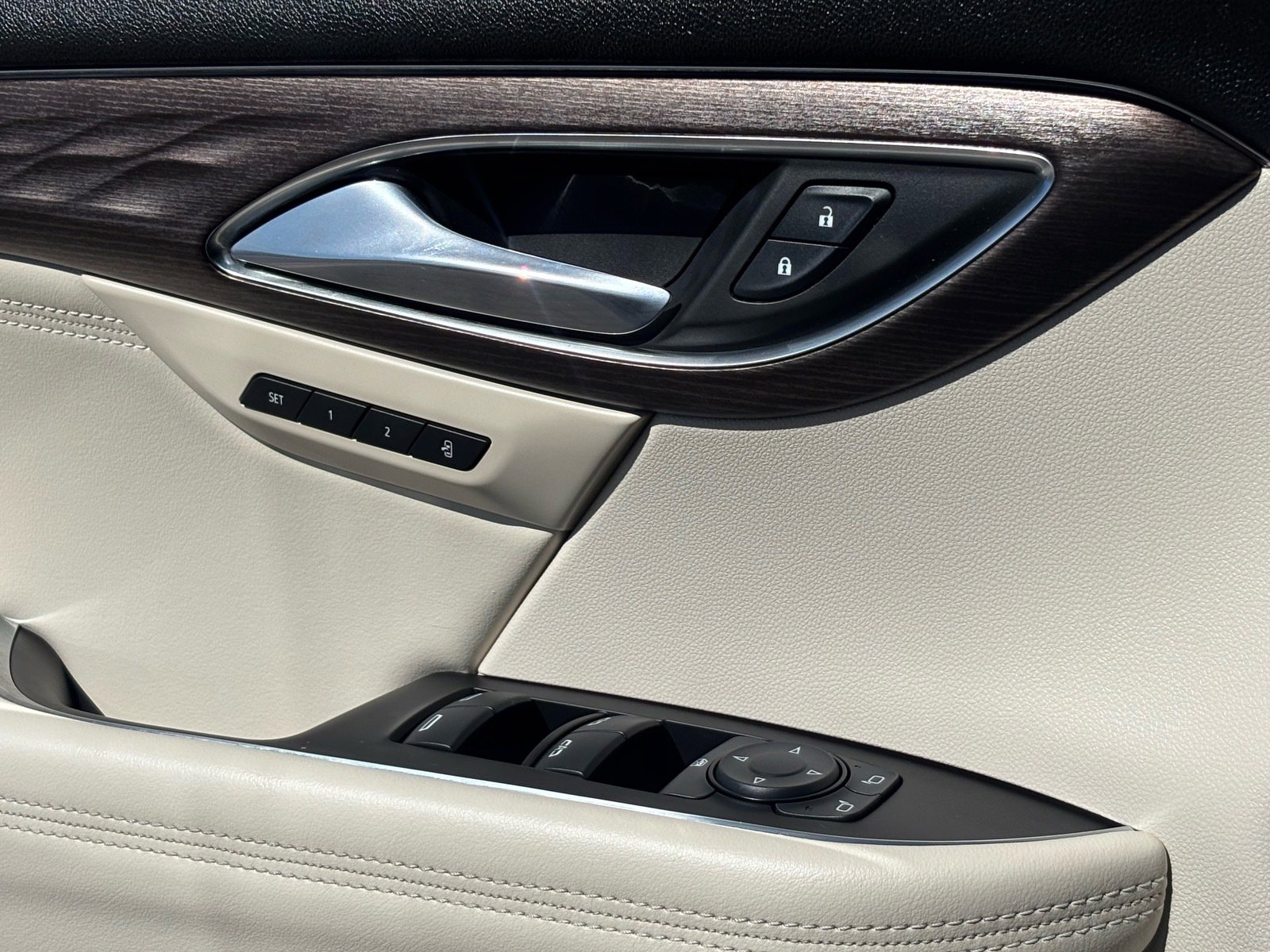 Used 2023 Buick Envision Avenir image 24