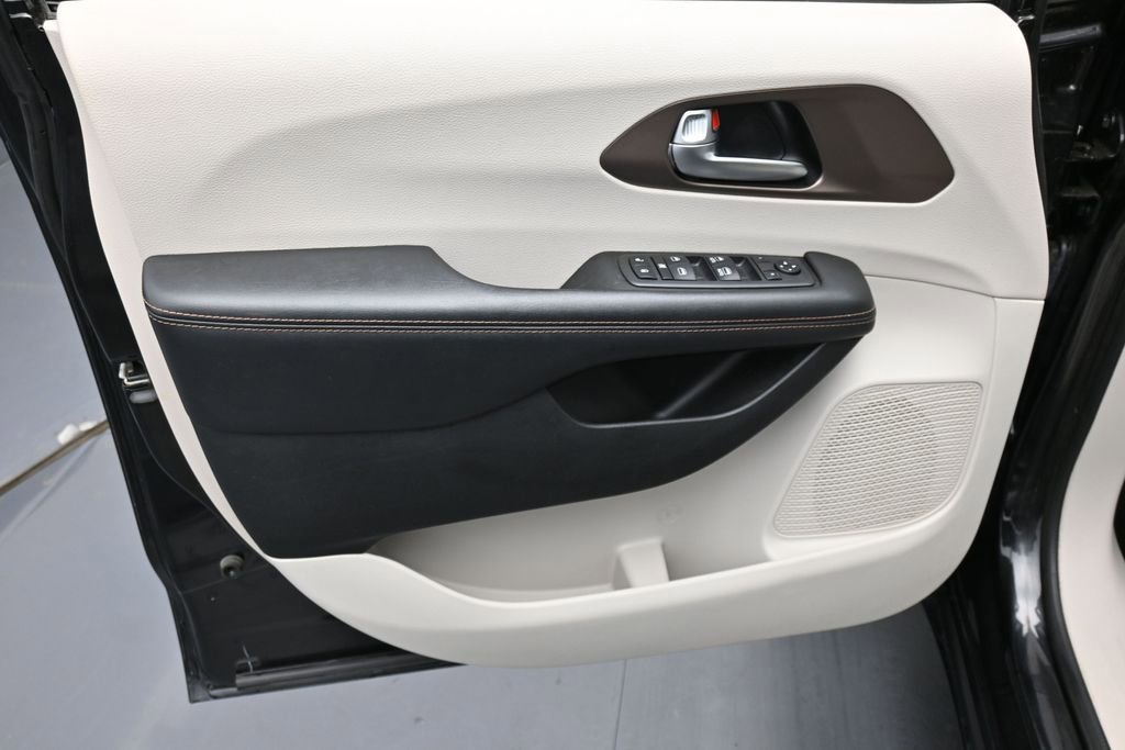 Used 2019 Chrysler Pacifica Touring Plus w/ Advanced Safetytec Group FWD image 9