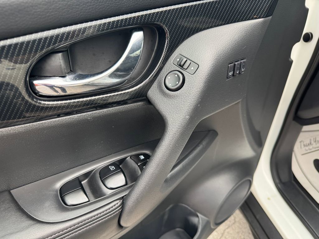 Used 2017 Nissan Rogue SL image 16