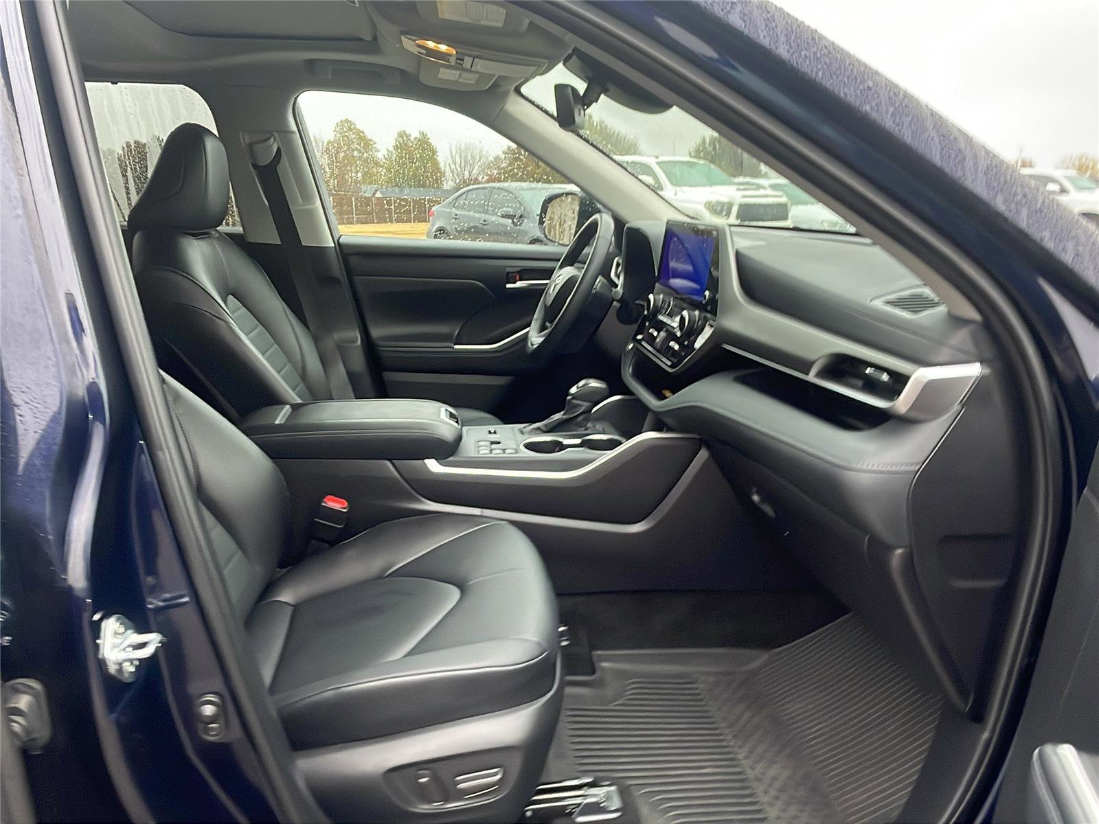 Used 2025 Toyota Highlander XLE image 14