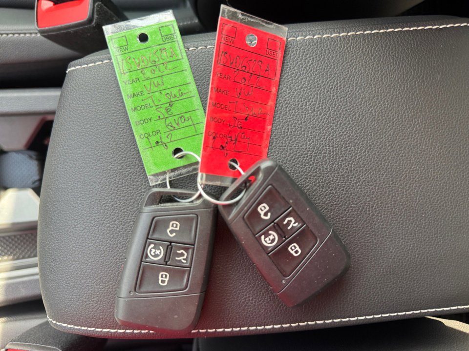 Used 2022 Volkswagen Tiguan SE w/ Panoramic Sunroof Package image 38