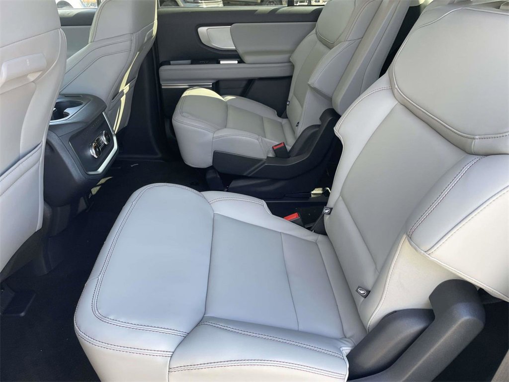 New 2025 Ford Expedition Active image 12