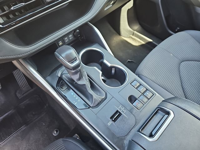 Used 2024 Toyota Highlander LE FWD image 30