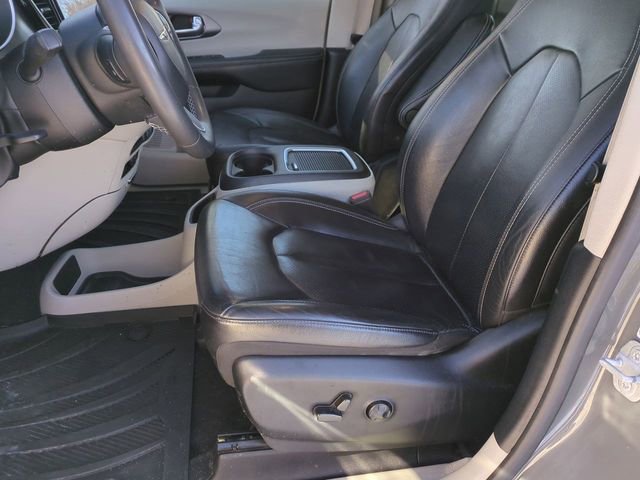 Used 2022 Chrysler Pacifica Touring-L image 11