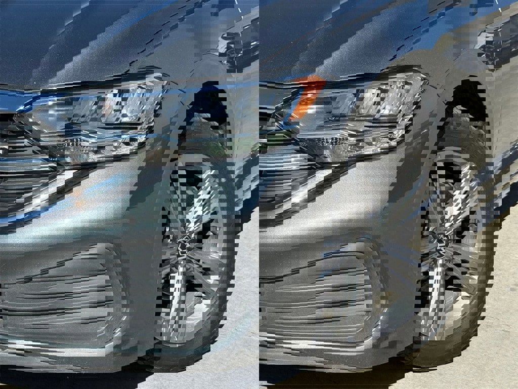 Used 2024 Volkswagen Jetta SE image 2