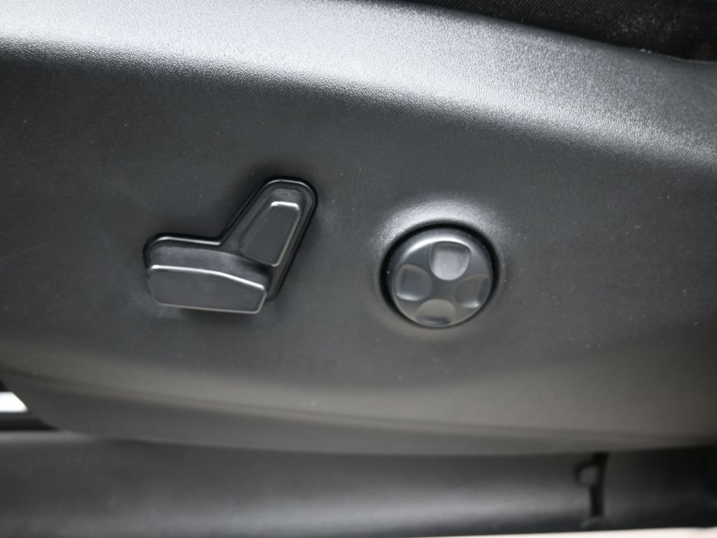 Used 2023 Chrysler Pacifica Touring-L image 31