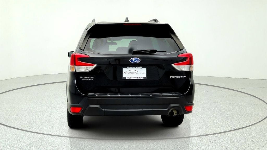Used 2022 Subaru Forester Premium AWD/4WD image 6