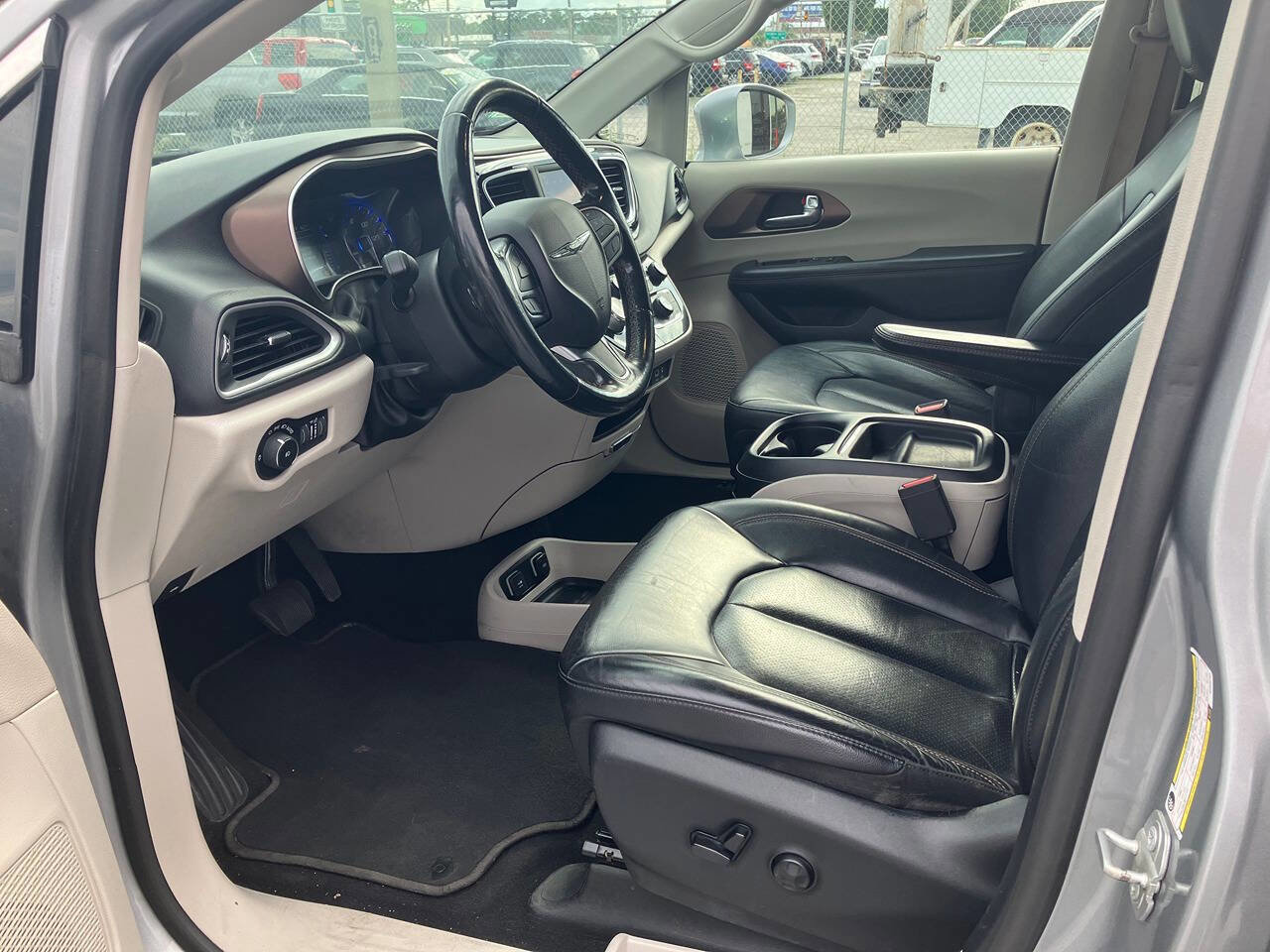 Used 2019 Chrysler Pacifica Touring-L image 12