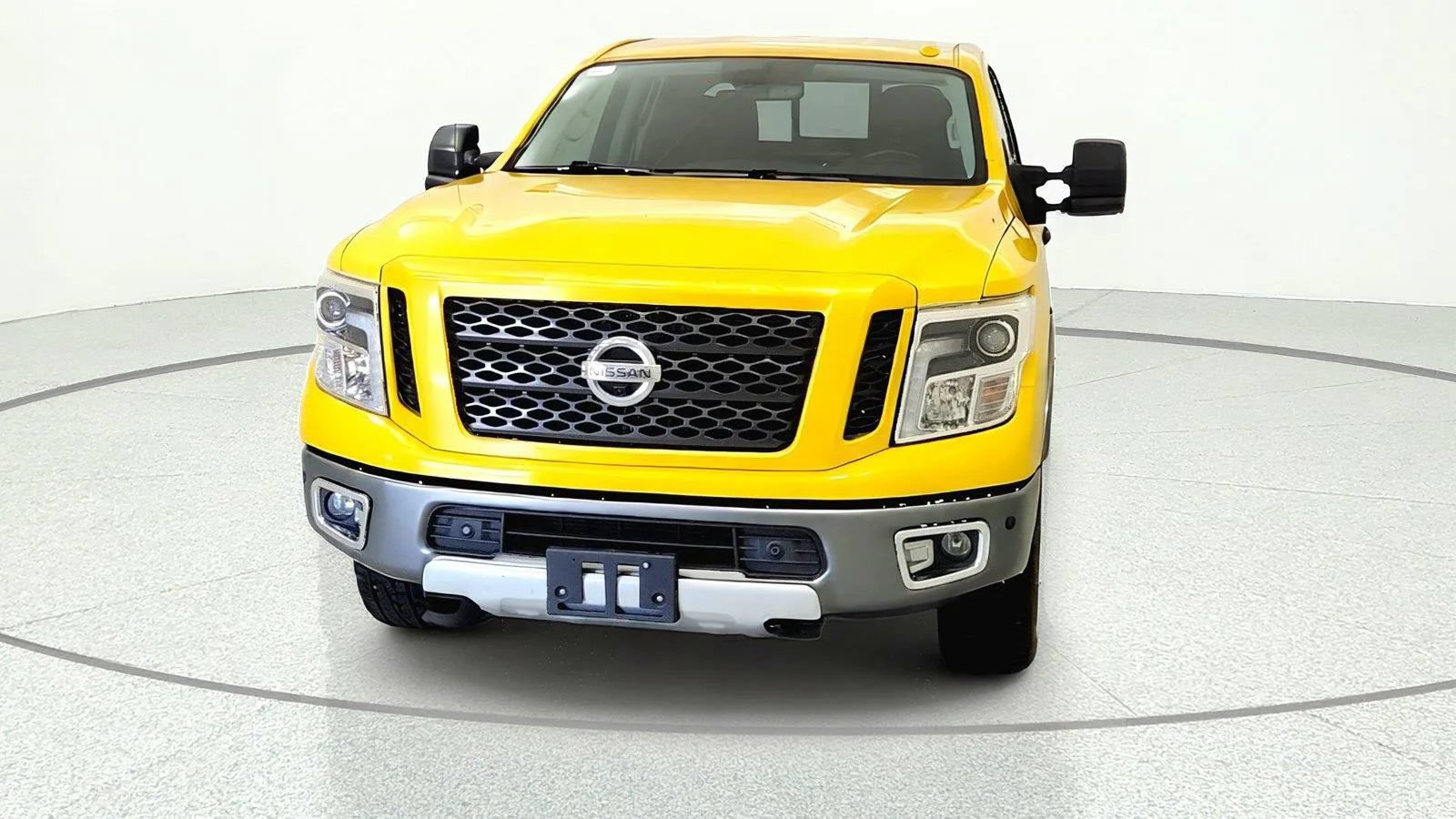 Used 2017 Nissan Titan PRO-4X w/ Pro-4x Convenience Package AWD/4WD image 2