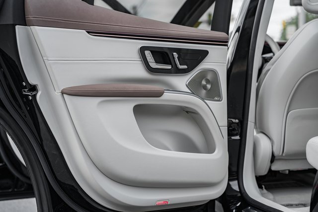 Used 2023 Mercedes-Benz EQS 580 4MATIC SUV image 31