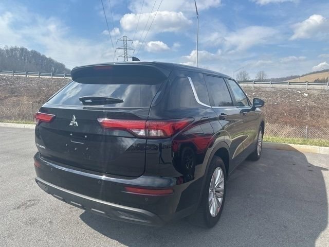 Used 2024 Mitsubishi Outlander ES image 16