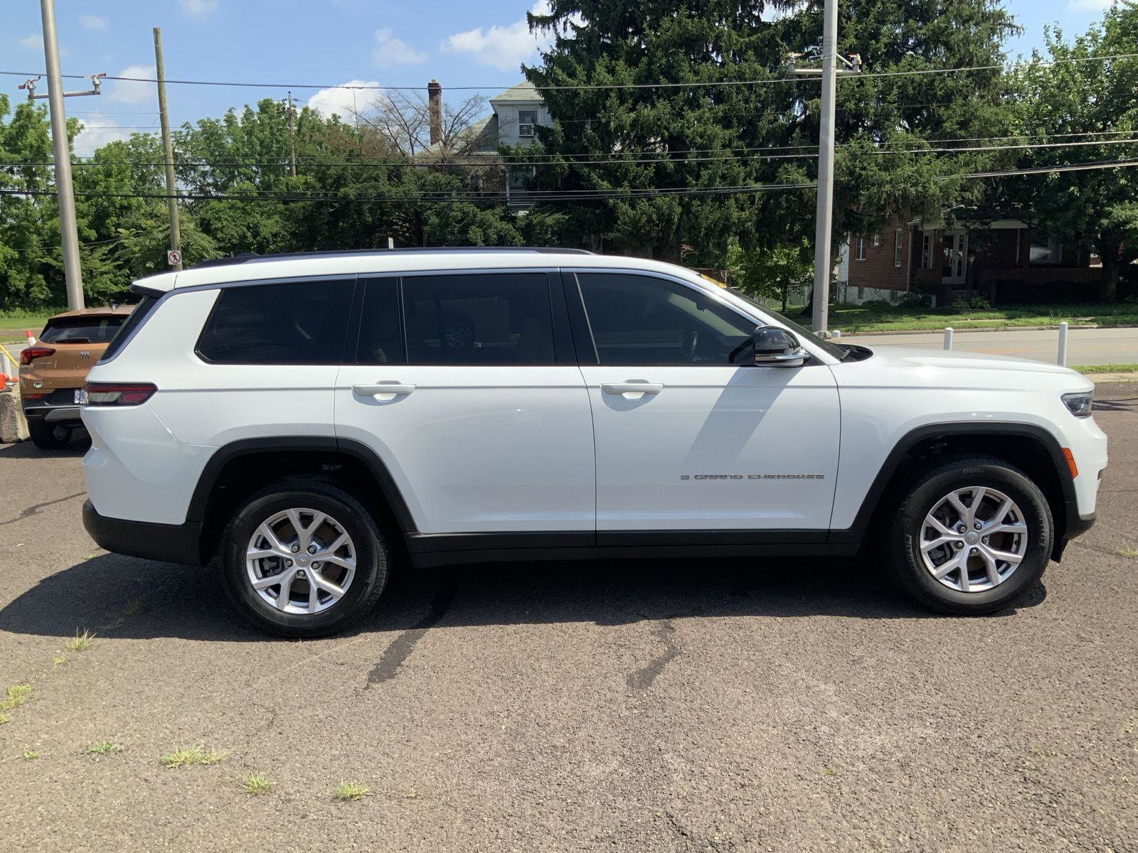 Used 2022 Jeep Grand Cherokee L Limited image 8