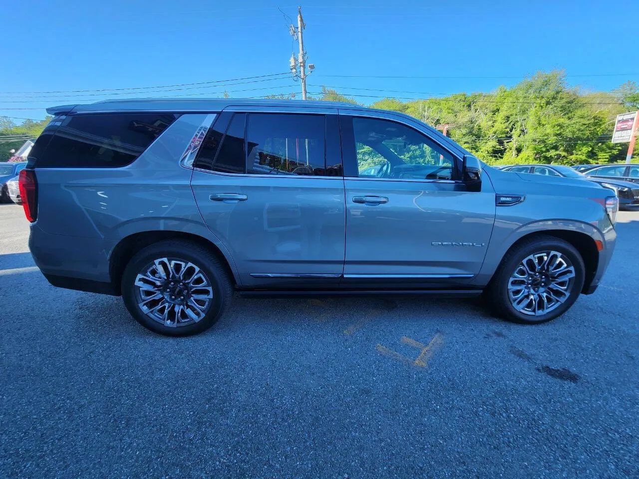 Used 2023 GMC Yukon Denali Ultimate AWD/4WD image 4