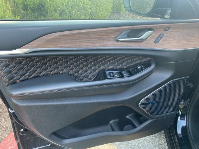 Used 2023 Jeep Grand Cherokee Summit w/ Advanced Protech Group IV AWD/4WD image 8