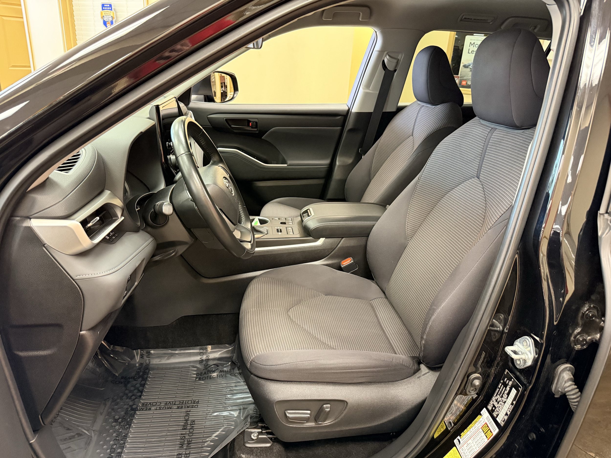 Used 2023 Toyota Highlander LE AWD/4WD image 6
