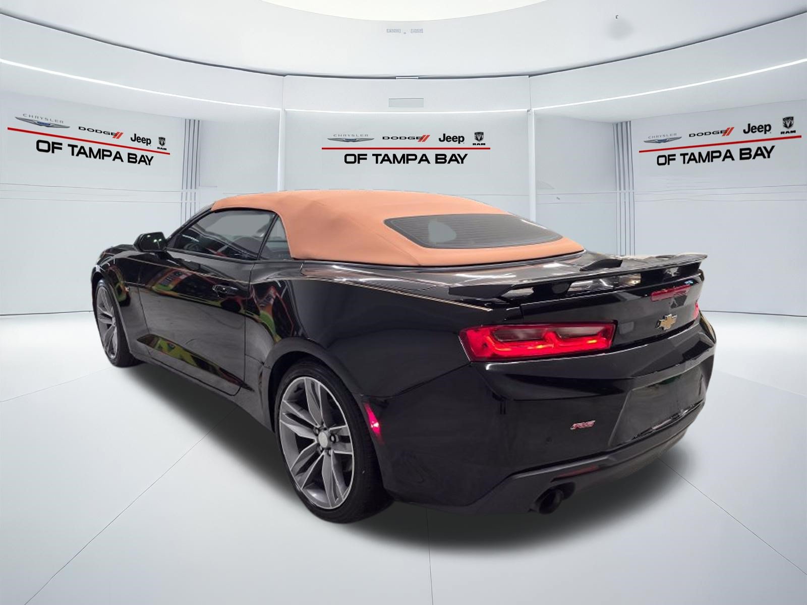 Used 2018 Chevrolet Camaro LT RWD image 4