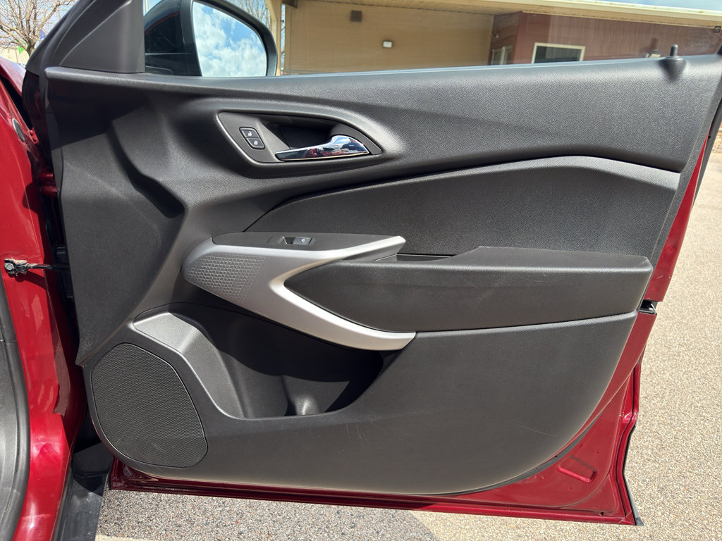 Used 2024 Chevrolet Trax RS w/ Sunroof Package FWD image 19