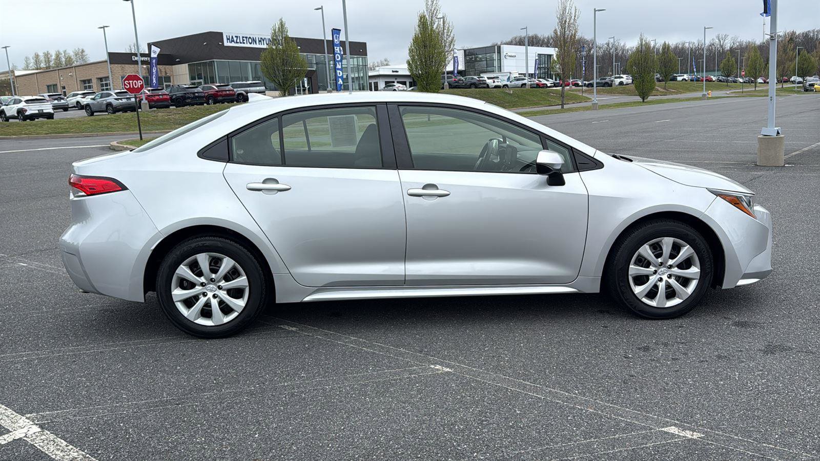 Used 2022 Toyota Corolla LE FWD image 4