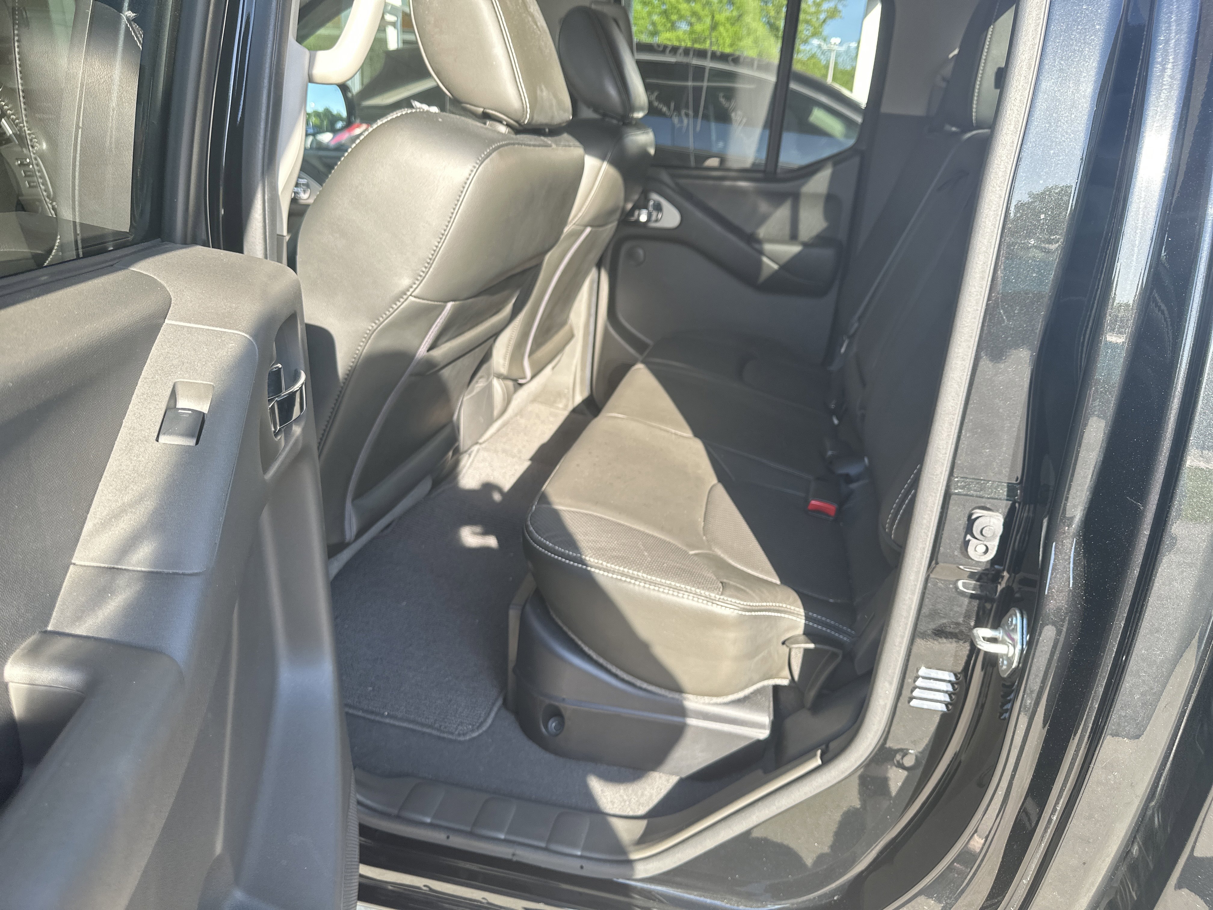 Used 2021 Nissan Frontier PRO-4X w/ Pro-4x Utility Package image 19